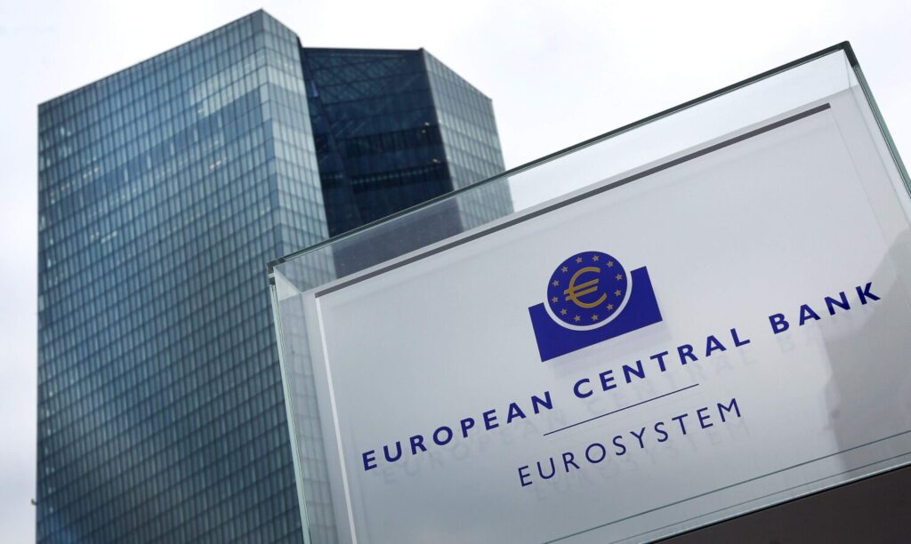 Πρόταση 100 οικονομολόγων για διαγραφή των δημόσιων χρεών από την ΕΚΤ