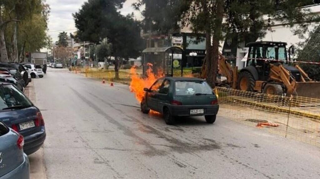 Όχημα τυλίχθηκε στις φλόγες στη μέση του δρόμου στη Γλυφάδα – Σώθηκαν στο «παρά πέντε» ηλικιωμένη και παιδί