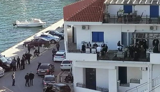 Ντόρος από την παρουσία του πρωθυπουργού σε  σπίτι με συνωστισμό στην Ικαρία