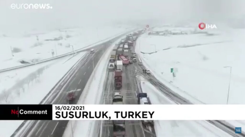 Τεράστια καραμπόλα λόγω χιονιού στην Τουρκία – Χάος σε εθνική οδό, συγκοινωνίες και πτήσεις (video)