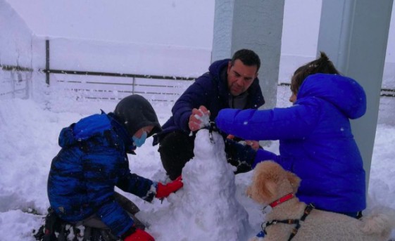 Οικογενειακές στιγμές στο χιόνι για τον Αλέξη Τσίπρα!