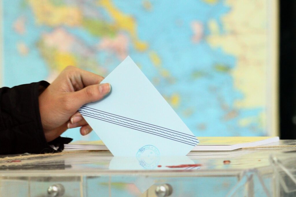 Δημοσκόπηση Metron Analysis: Στις 8,9 μονάδες η διαφορά ΝΔ – ΣΥΡΙΖΑ στην εκτίμηση ψήφου