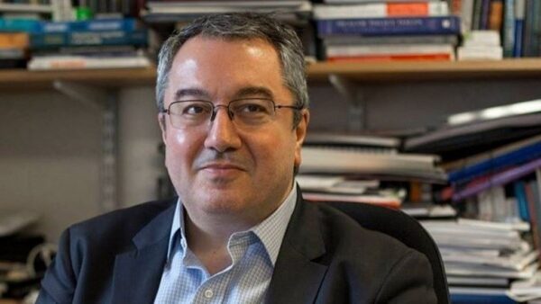Μόσιαλος: Τι ξέρουμε για το εμβόλιο της AstraZeneca και τις θρομβώσεις