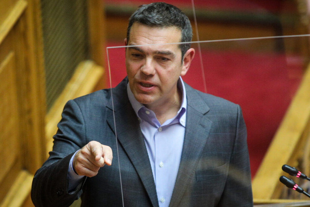 Στη Βουλή φέρνει ο Αλέξης Τσίπρας τον συνωστισμό στο ταξίδι Μητσοτάκη στην Ικαρία
