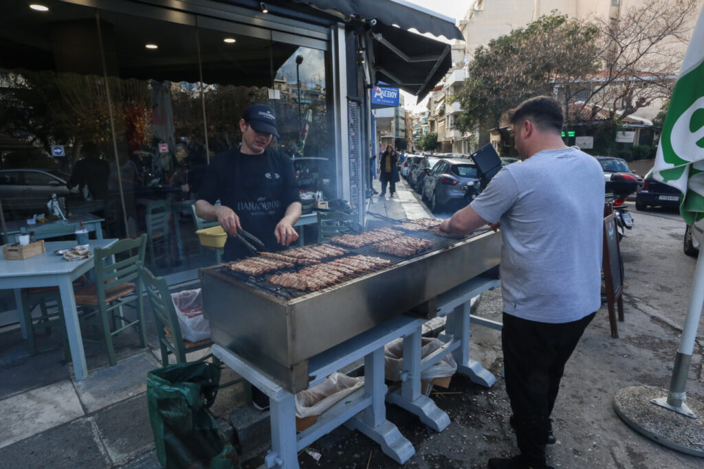 Τσικνοπέμπτη: Γιατί τη γιορτάζουμε – Τα έθιμα στην Ελλάδα και τι κάνουν στον υπόλοιπο κόσμο