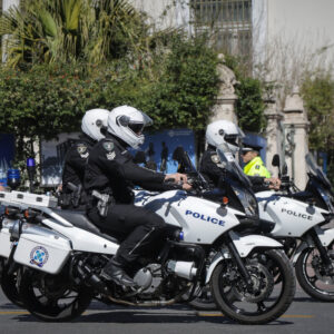 Καλύβια: Συνελήφθη άνδρας με ποινικό παρελθόν που ετοίμαζε φονικό χτύπημα  – Στο αυτοκίνητο του βρέθηκαν όπλα και μπιτόνια βενζίνης