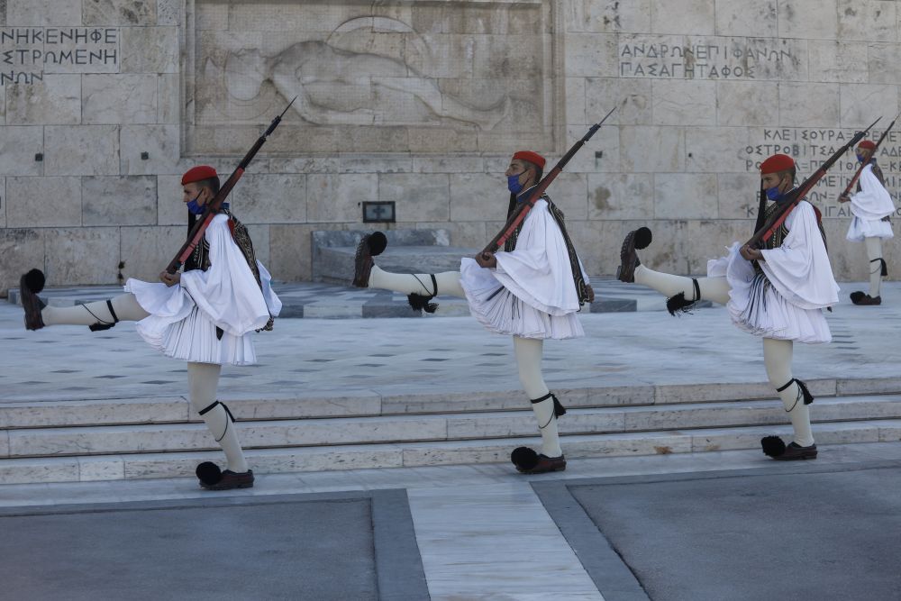 Το tweet της Προεδρικής Φρουράς για την 25η Μαρτίου: Γιατί οι Εύζωνες χτυπούν κατά τον βηματισμό τους το τσαρούχι