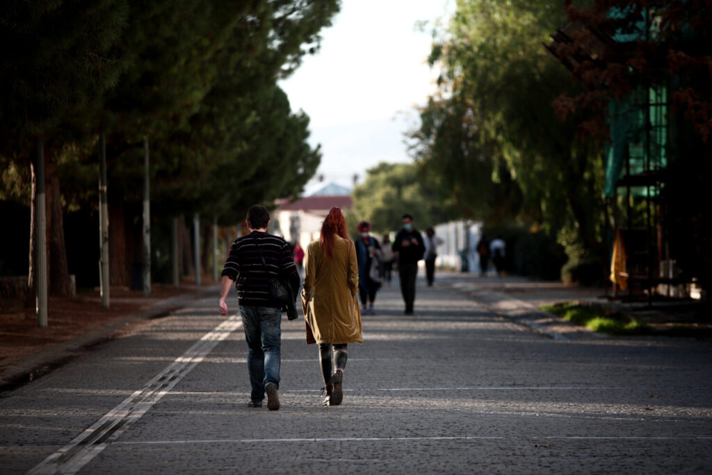 Ο κορωνοϊός  «πολιορκεί» την Αττική με 2097 κρούσματα – Η εικόνα σε όλη την χώρα