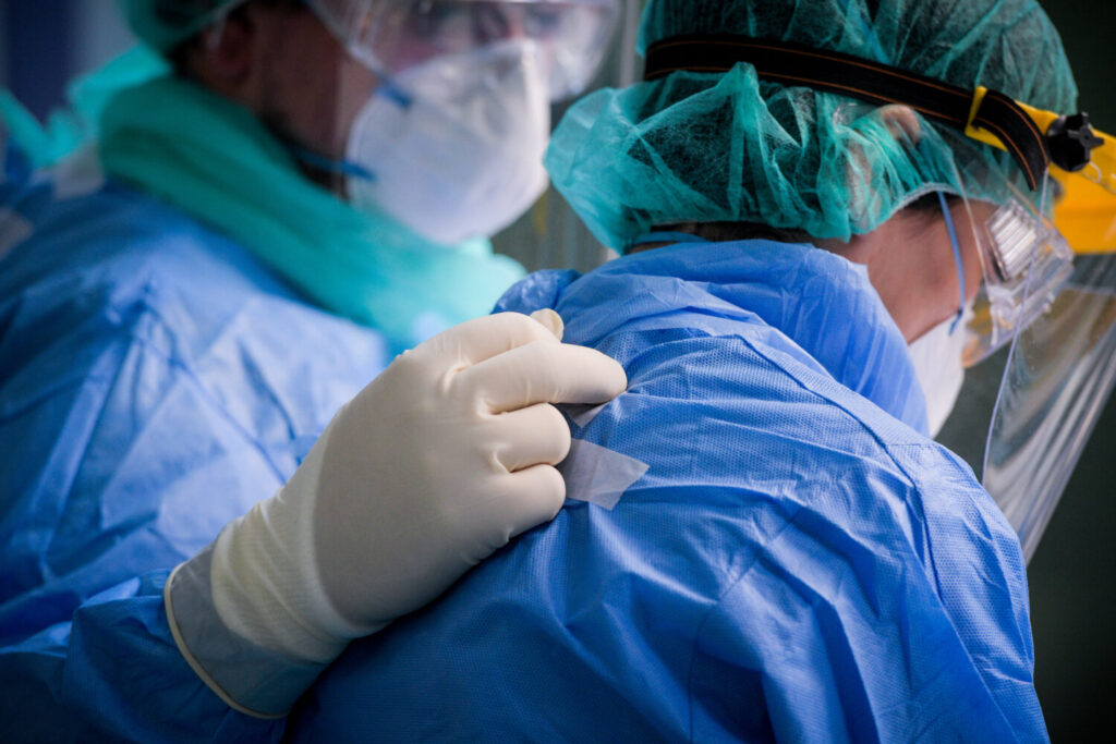 ΠΟΕΔΗΝ: Τουλάχιστον 52 ασθενείς εκτός ΜΕΘ στα νοσοκομεία της Αττικής – Στα όρια του το ΕΣΥ