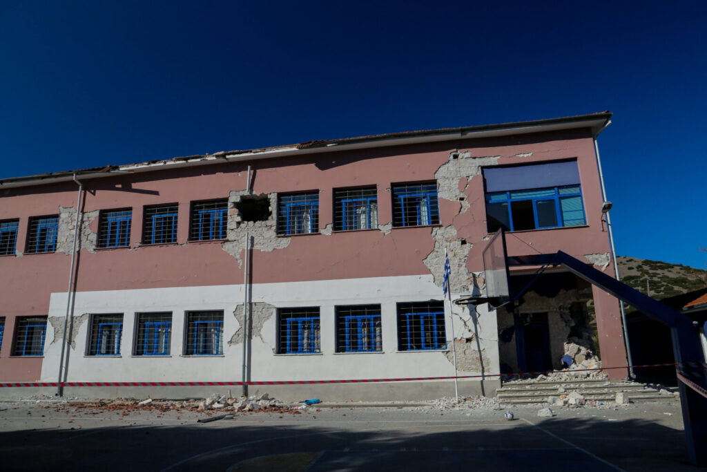 Σεισμός στην Ελασσόνα: Συγκλονιστικές εικόνες από το εσωτερικό στο δημοτικό σχολείο Δαμασίου (video)