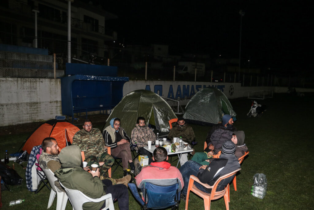 Σεισμός στην Ελασσόνα: Δύσκολη νύχτα για τους κατοίκους που διανυκτερεύουν σε σκηνές και αυτοκίνητα (εικόνες)