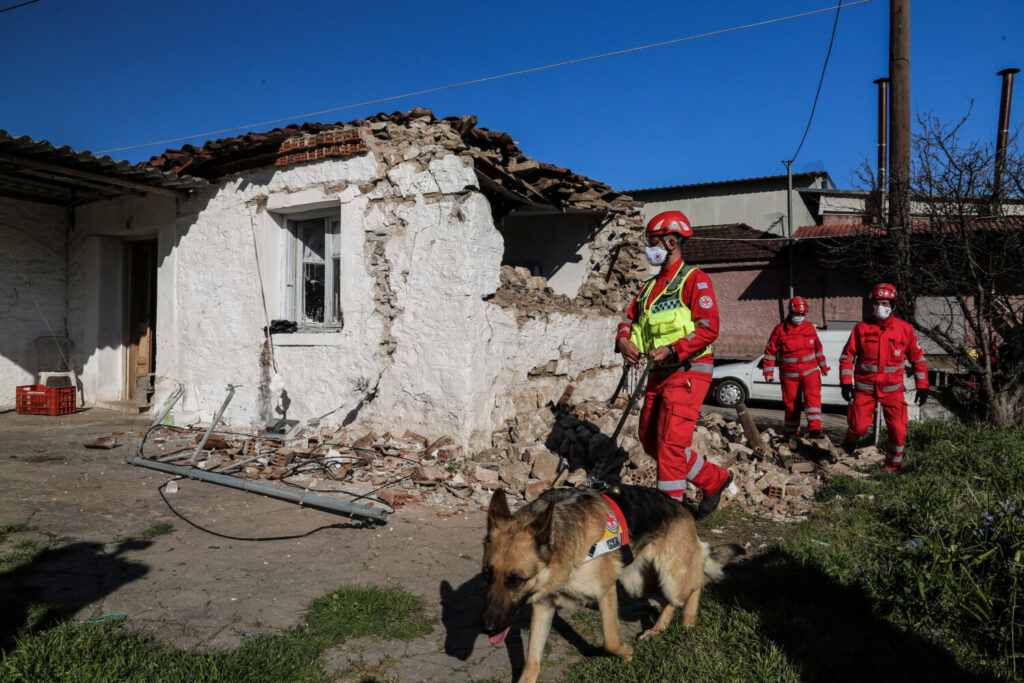 Πολιτική Προστασία: Έκκληση στους σεισμόπληκτους στην Ελασσόνα να μην μπαίνουν σε κτίρια με ζημιές