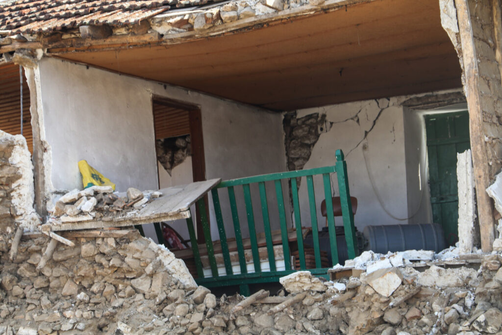 Θεσσαλία: «Κόκκινα» 1.424 σπίτια μετά τον σεισμό