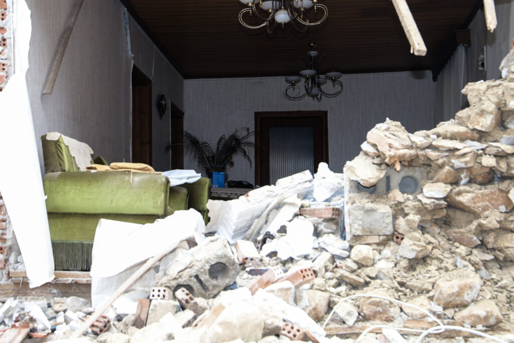 Ένας νεκρός από το σεισμό στην Ελασσόνα – Ο ηλικιωμένος από το Μεσοχώρι που απεγκλωβίστηκε από το σπίτι του