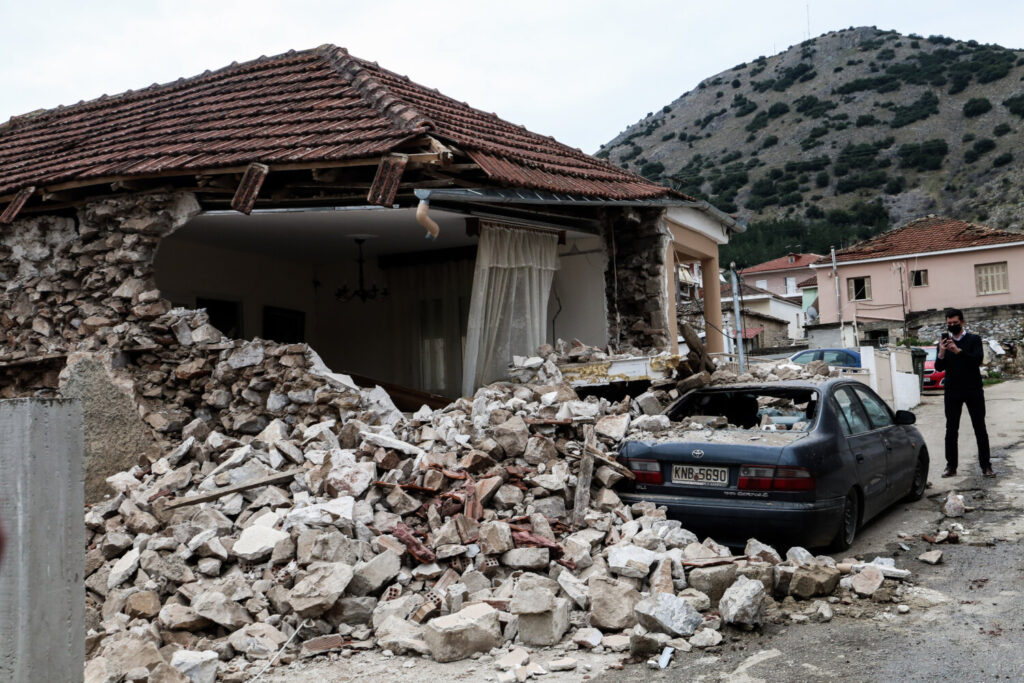 Σεισμός στη Ελασσόνα: Συνεχείς μετασεισμοί πάνω από 4 Ρίχτερ  – Δοκιμάζονται οι κάτοικοι – Ακατοίκητα 900 σπίτια (εικόνες)
