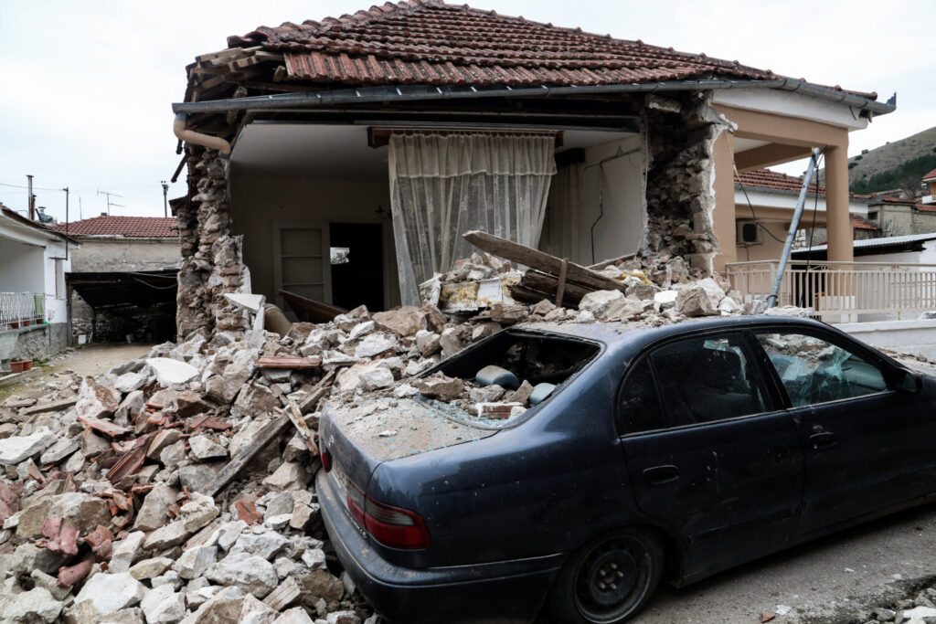 Ελασσόνα: 30 πόντους βυθίστηκε το έδαφος λόγω του σεισμού – Πολλά τα ακατάλληλα κτίρια