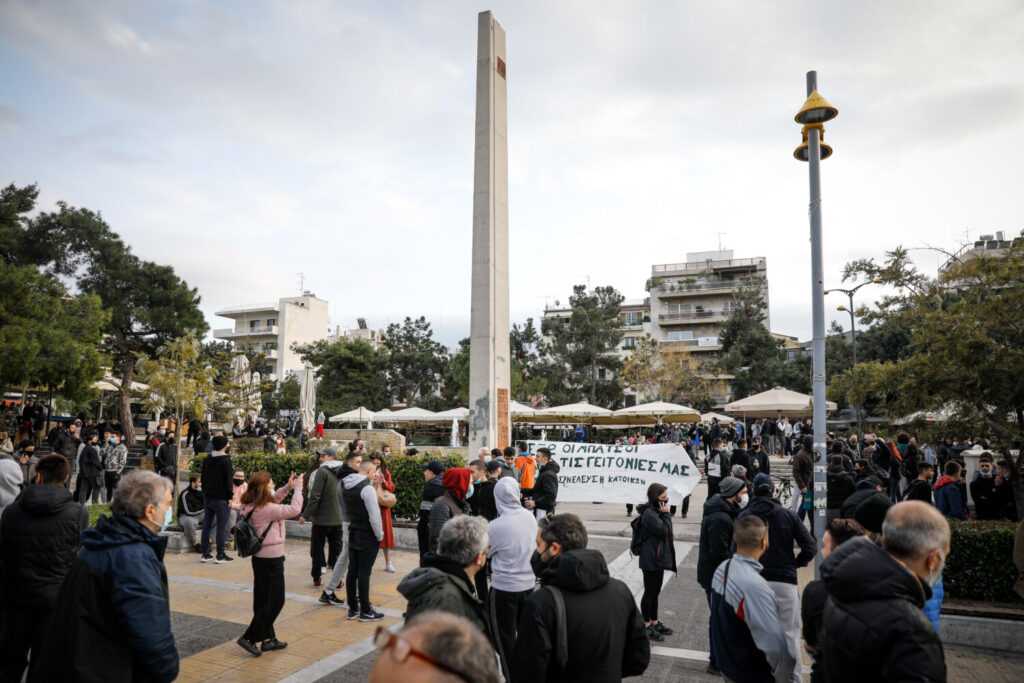 Νέα Σμύρνη – Δικηγόρος αστυνομικού: Αν έχει προηγηθεί αξιόποινη πράξη, δεν προβλέπεται ευγενική συμπεριφορά (video)