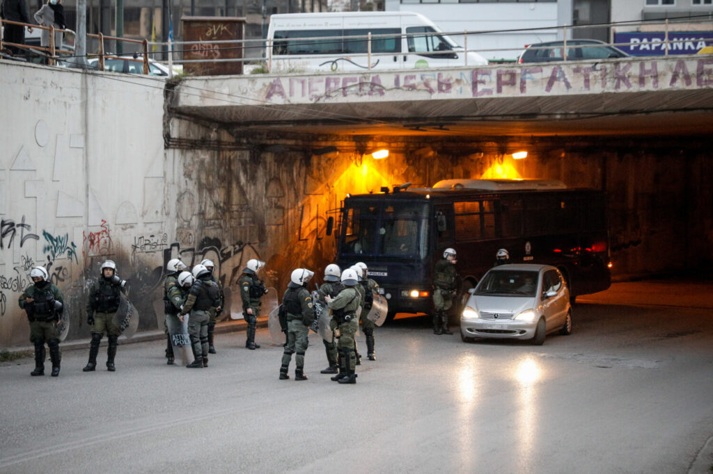 Νέα επεισόδια στη Νέα Σμύρνη μετά την επίθεση σε αστυνομικούς και  την πορεία διαμαρτυρίας