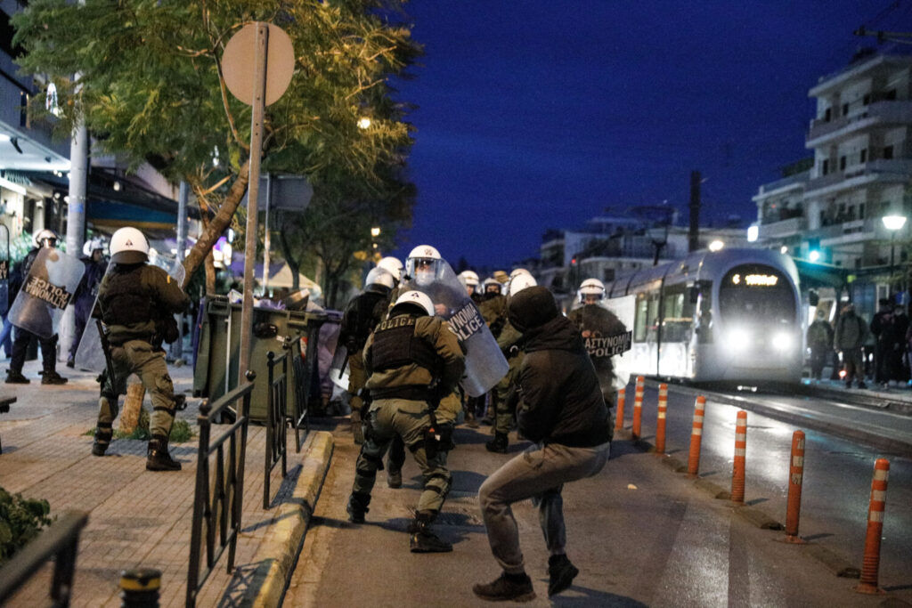 Δήμαρχος Νέας Σμύρνης: Δεν μπορούν να δέρνουν κόσμο μπροστά στα παιδιά