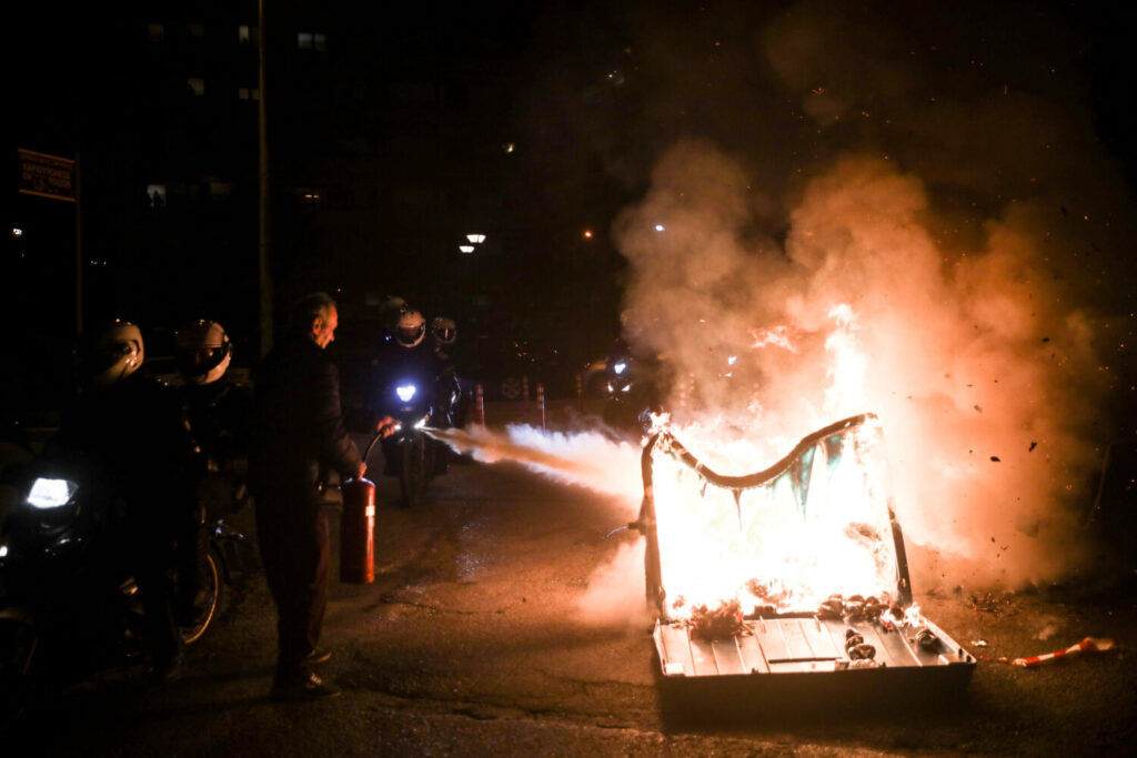 Εκρηκτική κατάσταση  στη Νέα Σμύρνη- Διαδηλωτές έριξαν μολότοφ,  με χημικά απάντησαν οι αστυνομικοί (video)