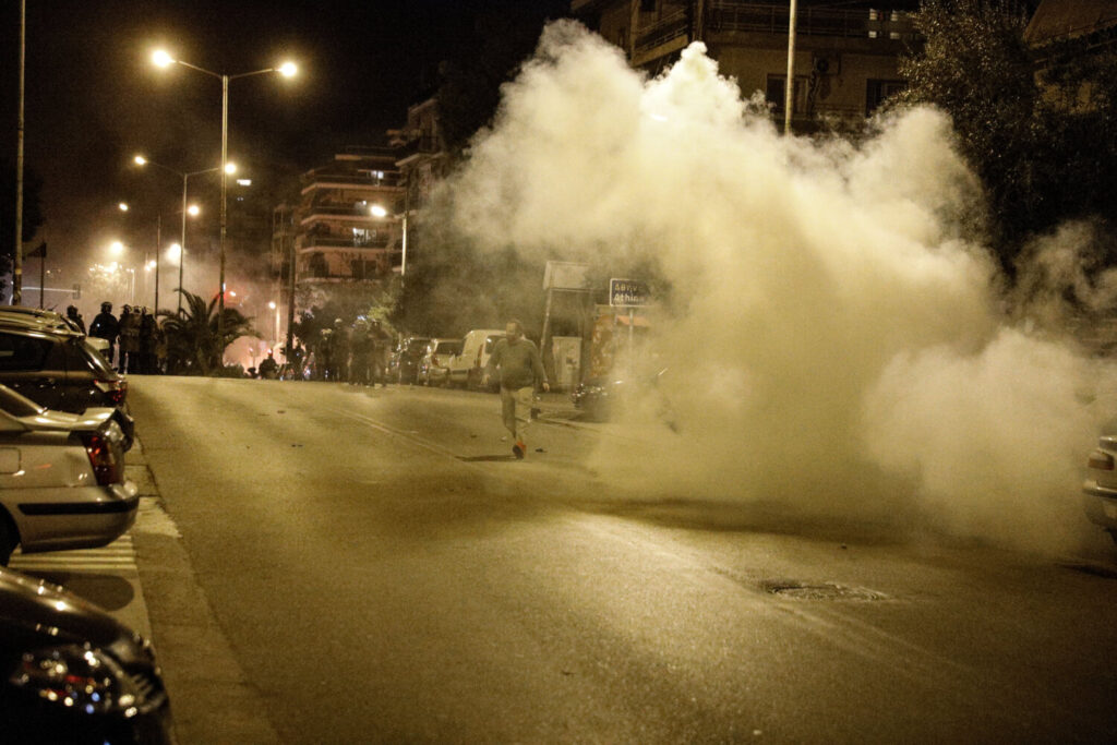 Νίκαια: Πέτρες και χημικά σε πορεία ενάντια στην αστυνομική βία (video)