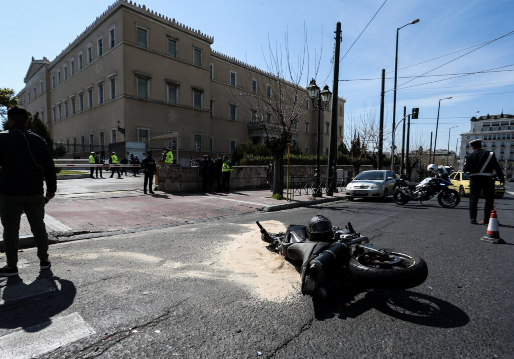 Σοβαρό τροχαίο έξω από τη Βουλή – Σε κρίσιμη κατάσταση οδηγός μηχανής