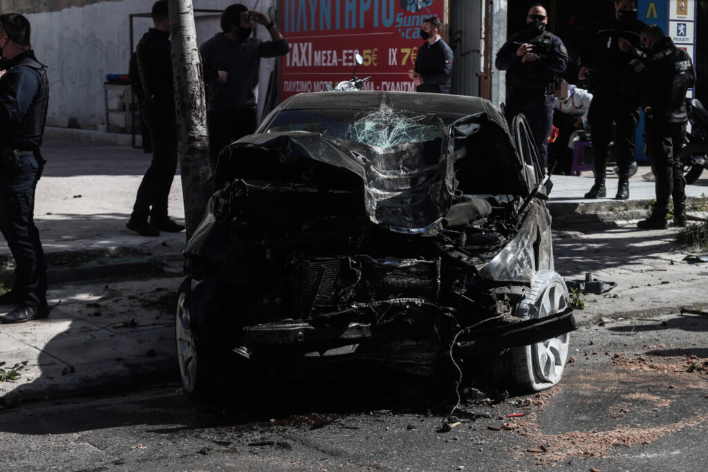 Τέσσερις οι τραυματίες από τη σύγκρουση κλεμμένου αυτοκινήτου μετά από καταδίωξη (εικόνες)