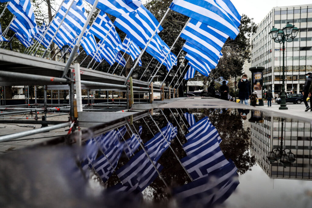 Πλατεία Συντάγματος: Όλα έτοιμα για την αυριανή παρέλαση – Εντυπωσιακά πλάνα από drone