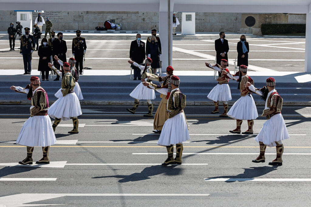 Σε ποιες θέσεις θα κάθονται Δήμαρχοι, Περιφερειάρχες και άλλοι Αιρετοί ΟΤΑ σε επίσημες εορτές