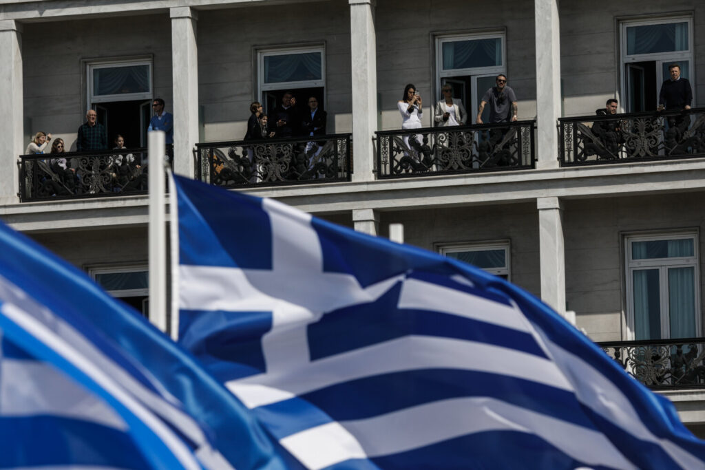 Η Ελλάδα γιορτάζει τα 200 χρόνια από την Επανάσταση – Ολοκληρώθηκε η μεγάλη στρατιωτική παρέλαση (photos – video)