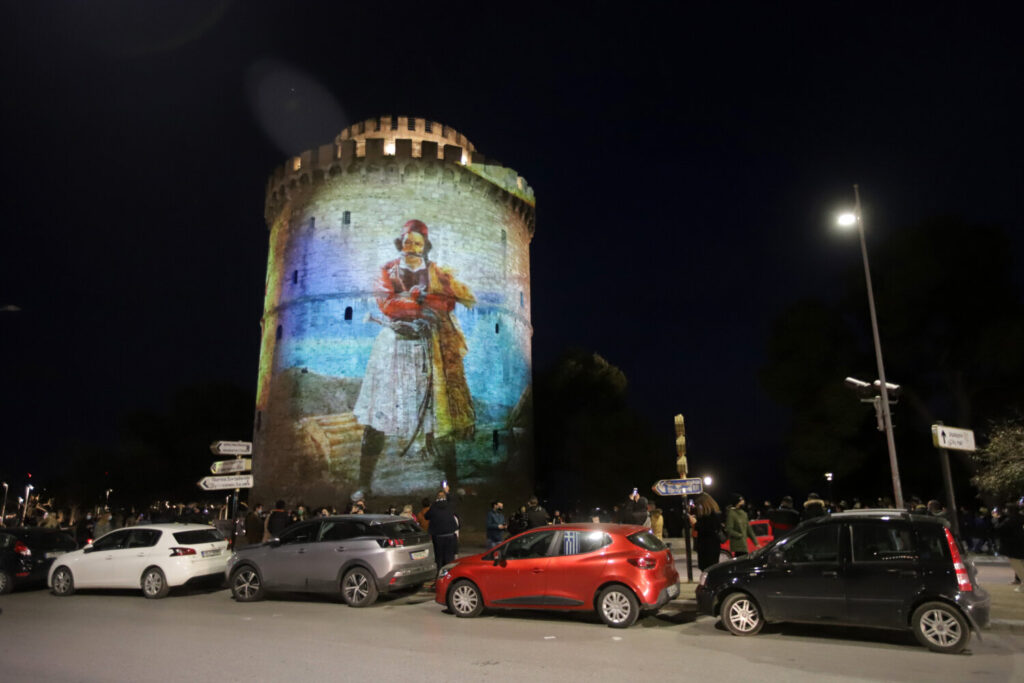 Θεσσαλονίκη: Εντυπωσιακό θέαμα με τη φωταγώγηση του Λευκού Πύργου στα χρώματα της Ελλάδας