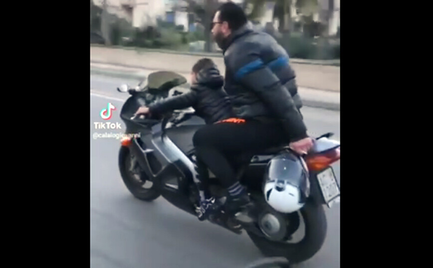 Σάλος με video στο ΤikTok – Πατέρας έβαλε το παιδί του να οδηγήσει μηχανή χωρίς κράνος και τέρμα το γκάζι (video)