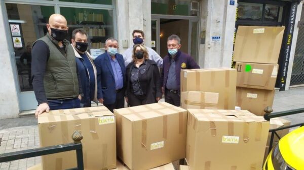 Αυτοκινητιστές ταξί: Προσέφεραν ρούχα για τους άστεγους της Αθήνας