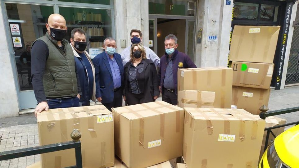 Αυτοκινητιστές ταξί: Προσέφεραν ρούχα για τους άστεγους της Αθήνας