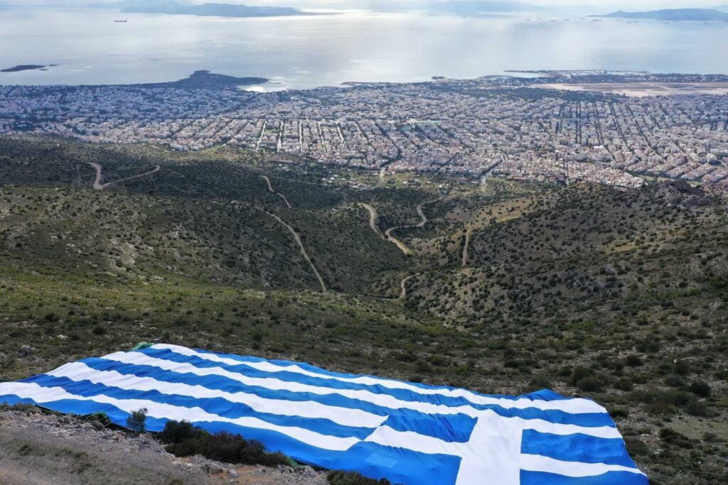 25η Μαρτίου 1821: Σημαία 4.000 τ.μ. τοποθέτησε στον Υμηττό ο Δήμος Γλυφάδας (εικόνες)