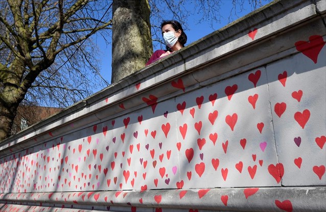 Βρετανία: Συγγενείς θυμάτων της πανδημίας ζωγραφίζουν 150.000 καρδιές απέναντι από το Κοινοβούλιο