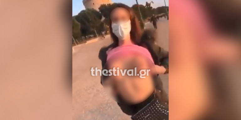 Θεσσαλονίκη: Νεαρή έδειξε το στήθος της περνώντας δίπλα από διμοιρία των ΜΑΤ! (video)