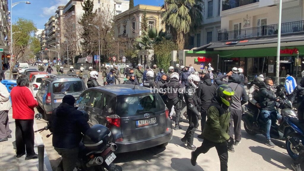 Επεισόδια έξω από κατάληψη αντιεξουσιαστών στη Θεσσαλονίκη (video)