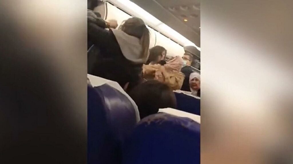 Κακός χαμός σε πτήση: Άγριος καβγάς επιβατών – Πιάστηκαν στα χέρια (video)