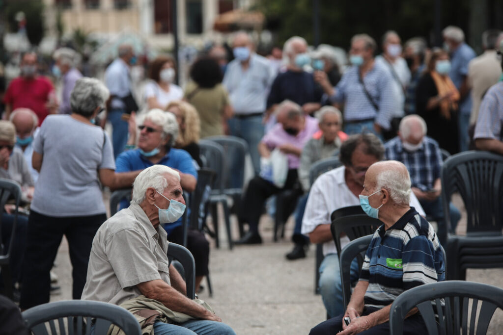 Πότε παίρνετε σύνταξη – Τι ισχύει σε δημόσιο και ιδιωτικό τομέα