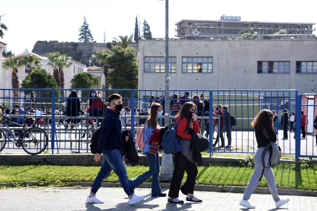 Τι πρέπει να γνωρίζετε για την επαναλειτουργία των λυκείων μέσα από 15 ερωτήσεις και απαντήσεις – Τεστ, απουσίες, μέτρα