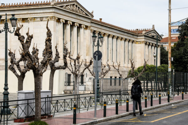 Κορωνοϊός: «Βράζει» και πάλι η Αττική με 1418 κρούσματα – Η εικόνα σε όλη την χώρα