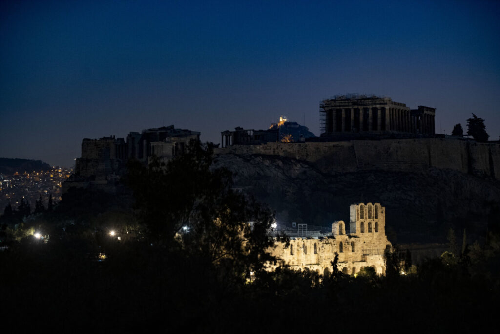 ΥΠΠΟΑ: Καμία πινακίδα δεν θα αναρτηθεί επί του Βράχου της Ακροπόλεως