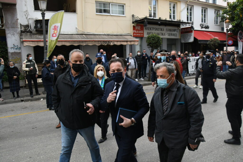 Υποδοχή Πέτσα στην Πάτρα  με συγκέντρωση διαμαρτυρίας από εμπόρους (video)