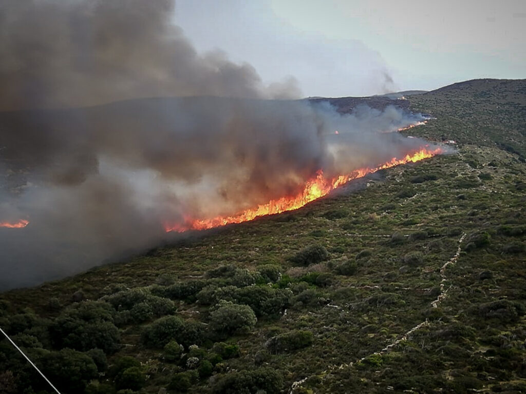 Μεγάλη φωτιά  στην Άνδρο, εκκενώθηκαν δύο χωριά – Τραυματίστηκε πυροσβέστης (video)