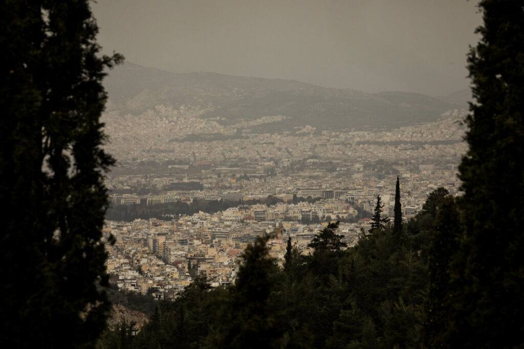 Καιρός: Ξανά βροχές και αφρικανική σκόνη την Τρίτη