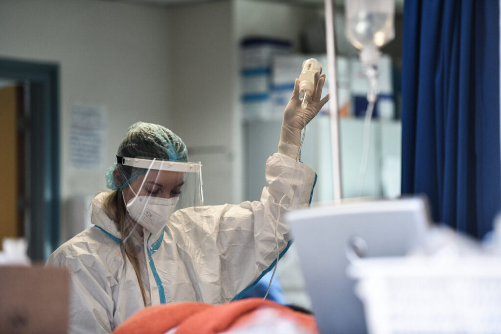 Μπουλμπασάκος: Ο ιός «χτυπά» γιατρούς και νοσηλευτές προκαλώντας πρόβλημα