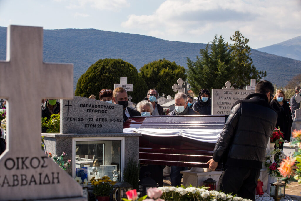 Γιώργος Καραϊβάζ: Οδύνη και ανείπωτη θλίψη  στην κηδεία του δημοσιογράφου στη Δράμα  (εικόνες)