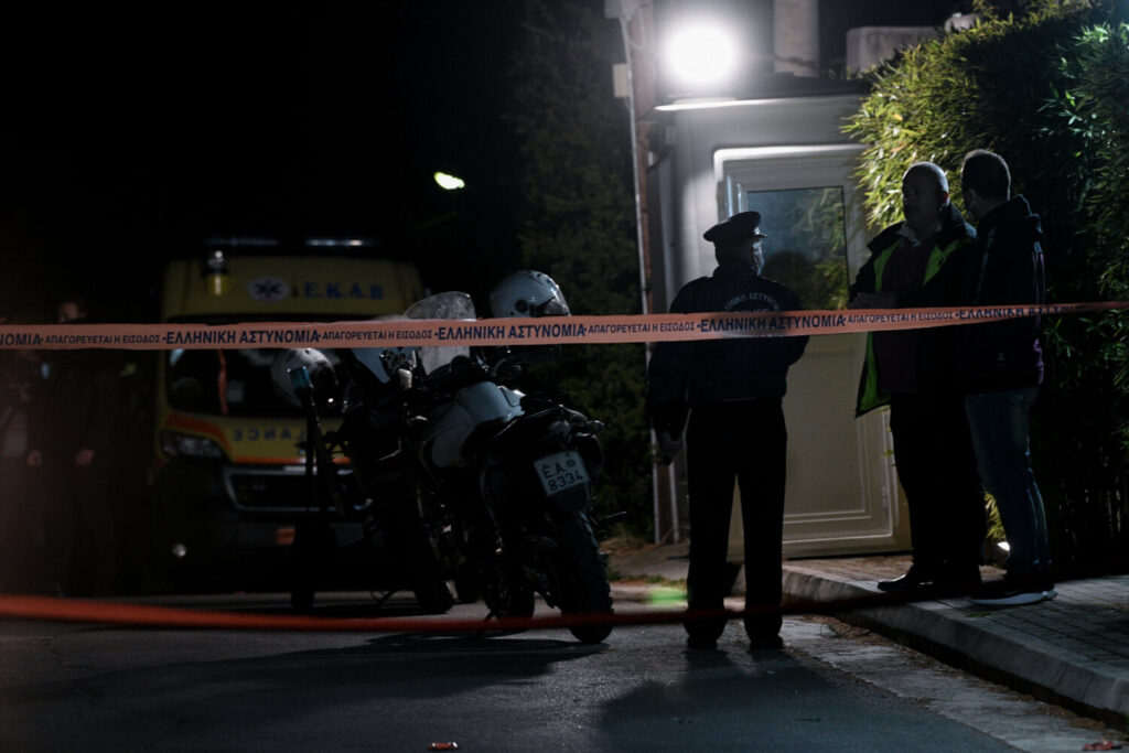 Μένιος Φουρθιώτης: Κατήγγειλε ότι πυροβόλησαν  έξω από το σπίτι του (εικόνες)