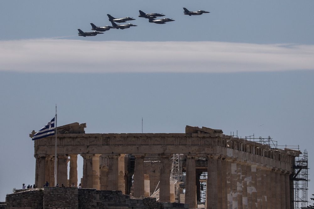 «Ηνίοχος 21»: Μαχητικά αεροσκάφη πέταξαν πάνω από την Ακρόπολη (εικόνες)